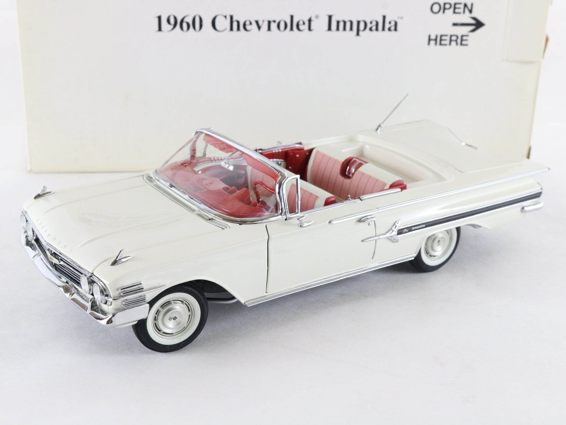 1960 Chevrolet Impala Convertible White Red Danbury Mint 1:24 Diecast 