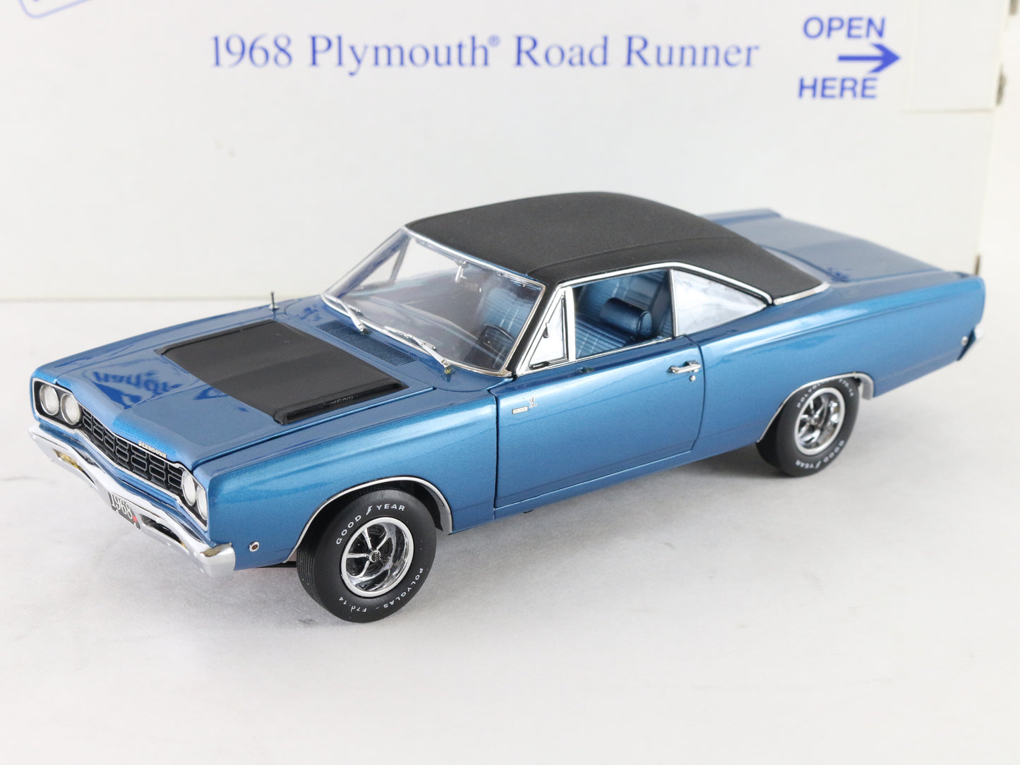 1968 Plymouth Road Runner Hardtop Electric Blue Danbury Mint 1:24 Diecast 