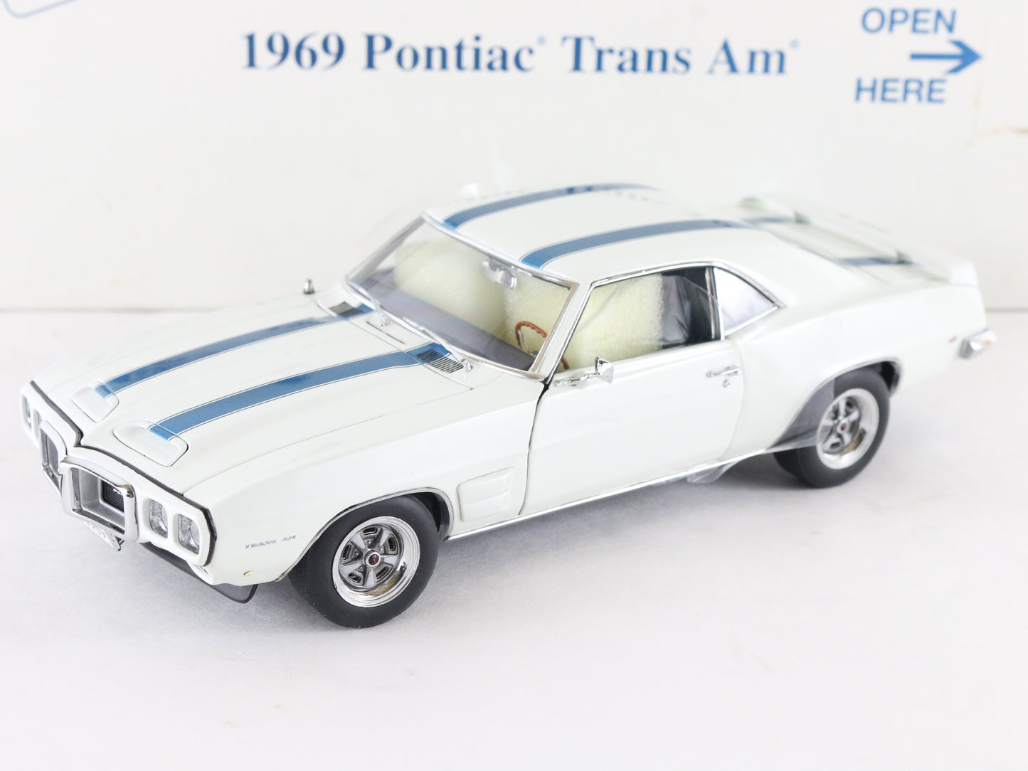 1969 Pontiac Trans Am Coupe Cameo White Blue Danbury Mint 1:24 Diecast 