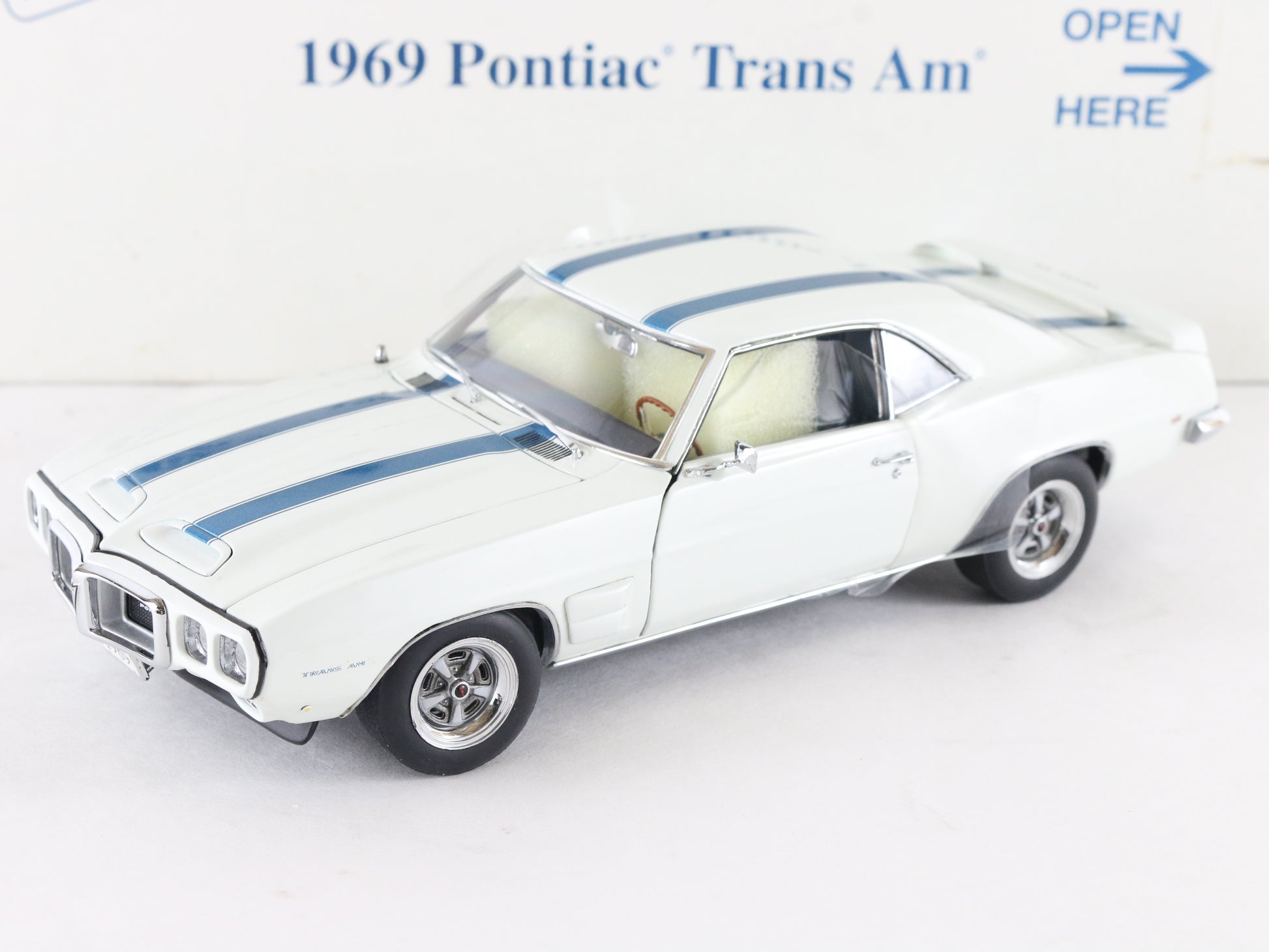 1969 Pontiac Trans Am Coupe Cameo White Blue Danbury Mint 1:24 Diecast 