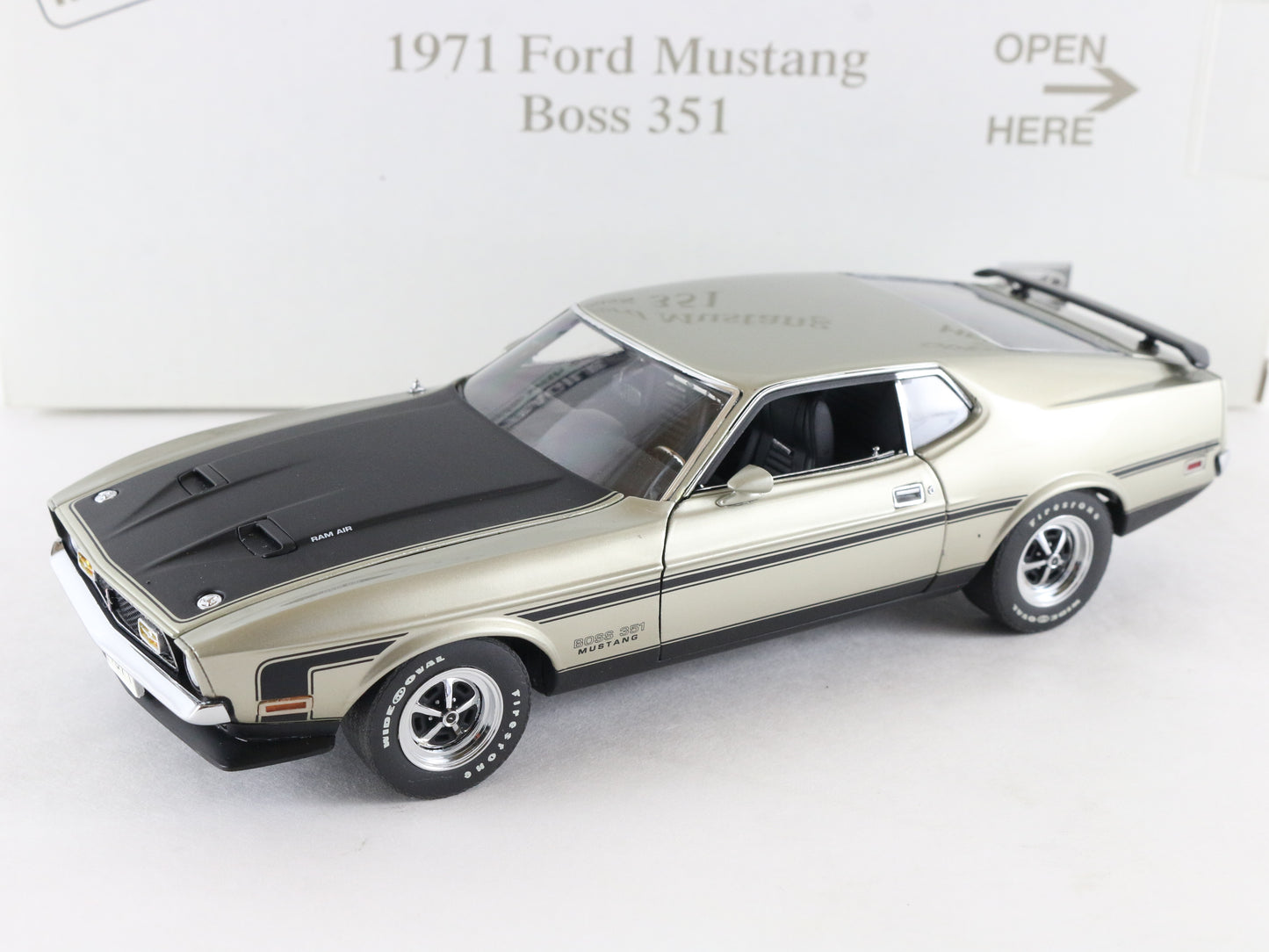 1971 Ford Mustang Boss 351 Fastback Gray Black Danbury Mint 1:24 Diecast 