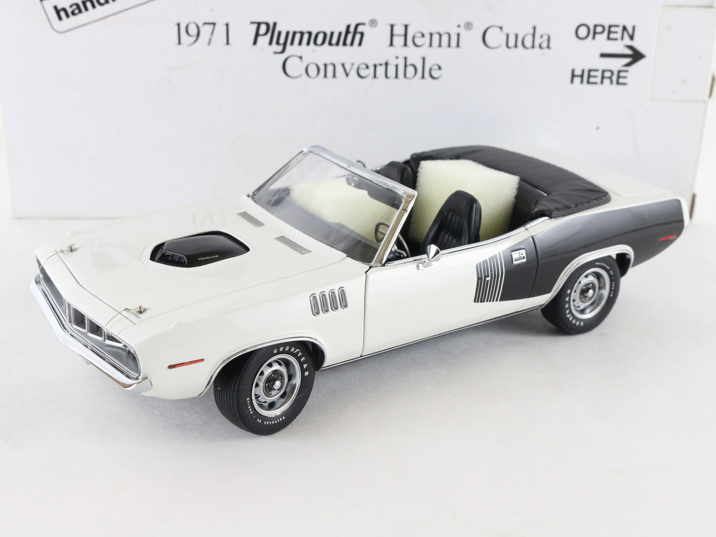 1971 Plymouth Hemi Cuda Barracuda Convertible White Black Danbury 1:24 Diecast