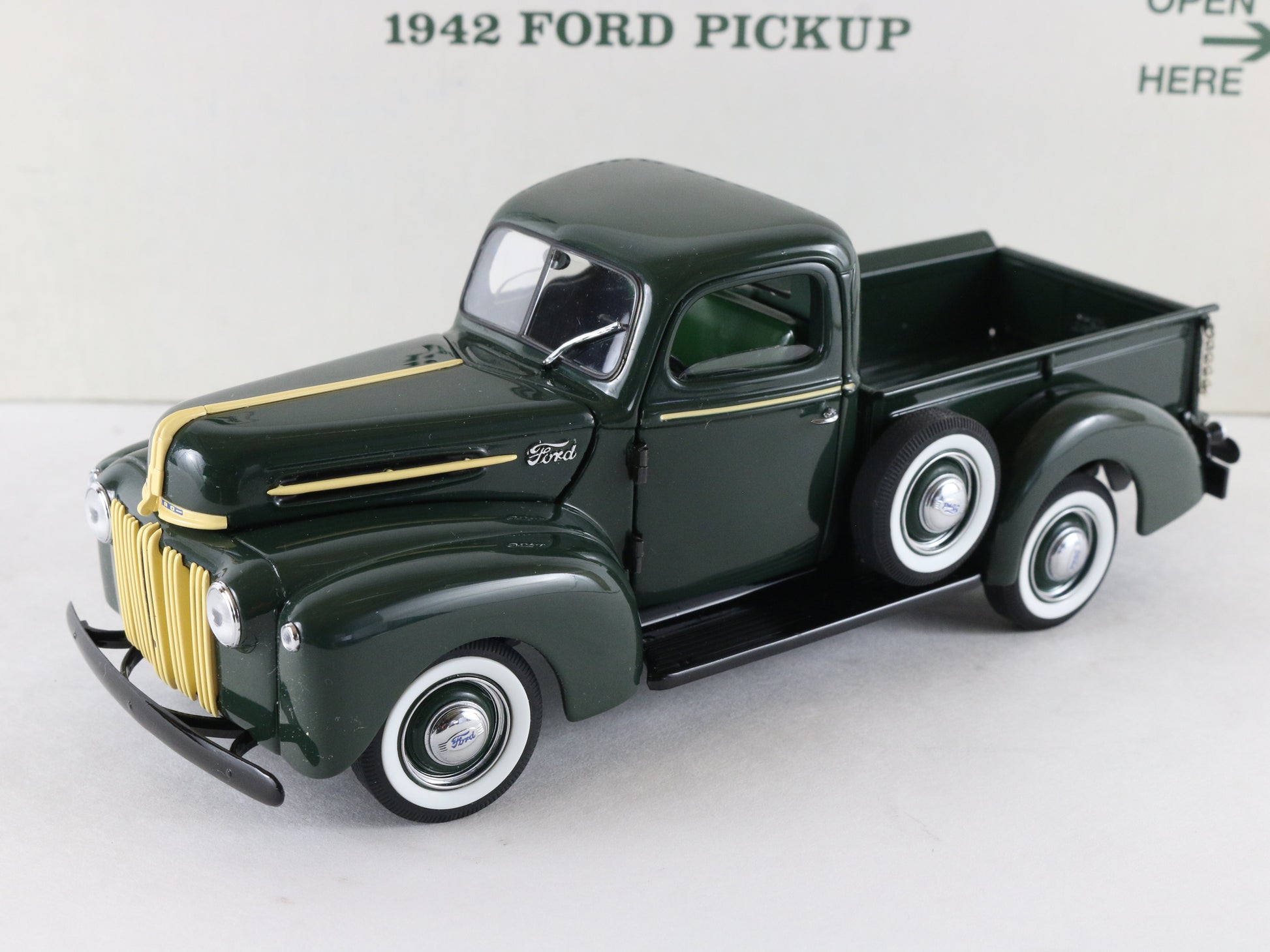 1942 Ford Pickup Truck Green Yellow Danbury Mint 1:24 Diecast Car