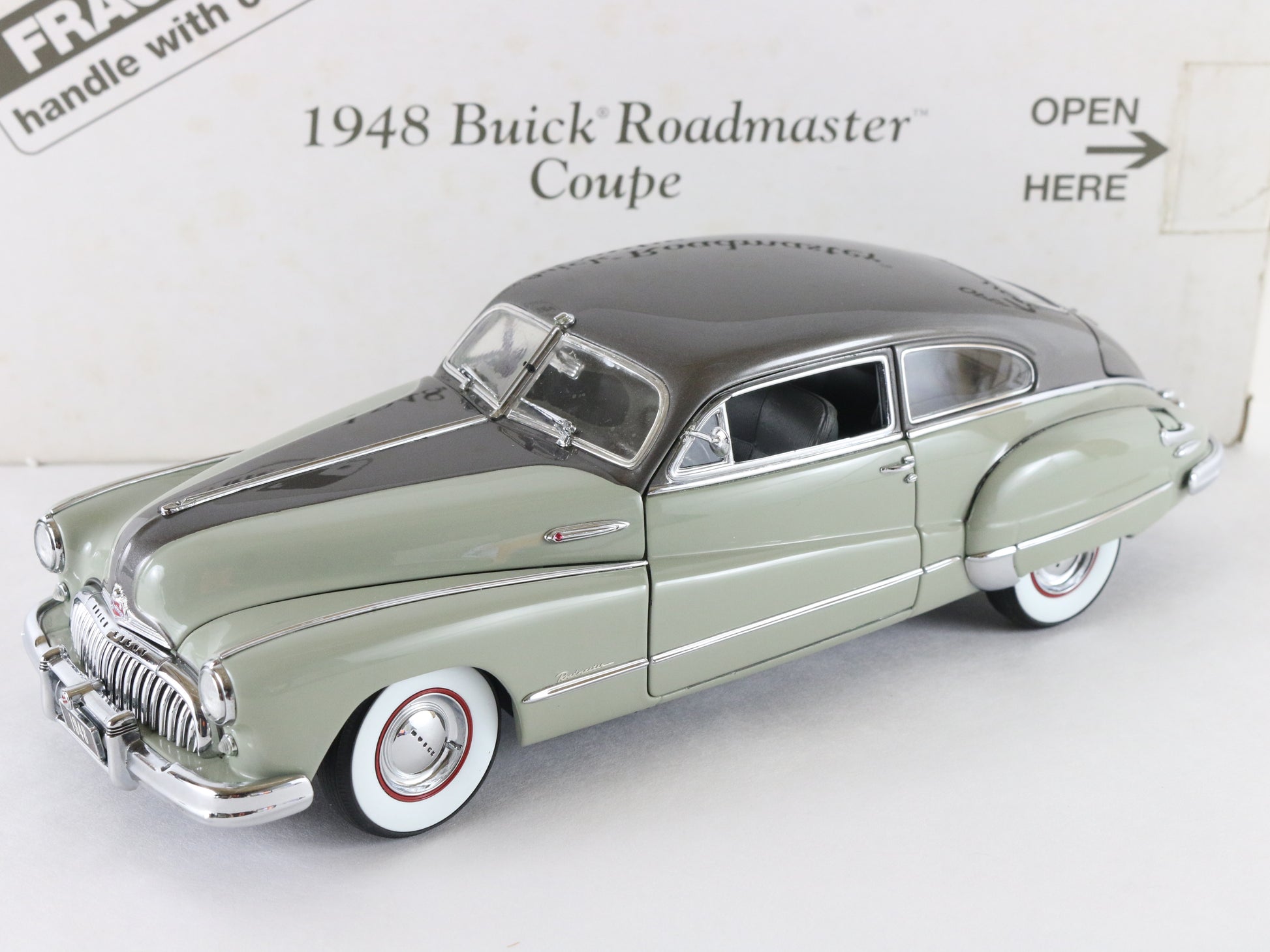 1948 Buick Roadmaster Coupe Green Gray Danbury Mint 1:24 Diecast Car