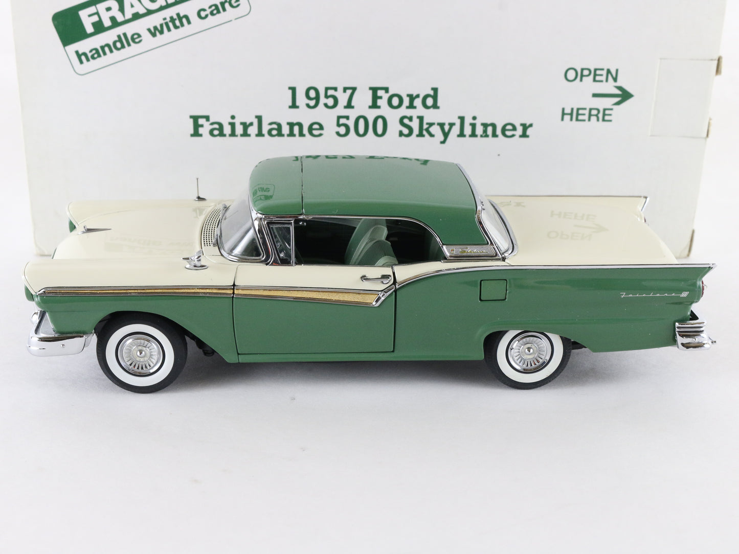 1957 Ford Fairlane 500 Skyliner Green White Danbury Mint 1:24 Diecast Model Car