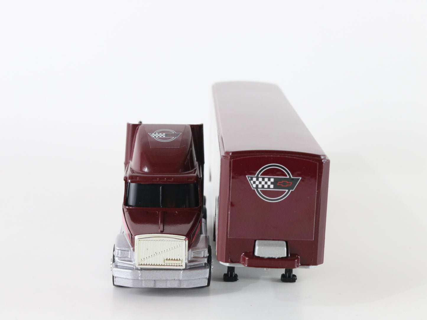 White GMC Integral Sleeper Aero E6 Metal Semi Truck & Corvette Trailer 1:64