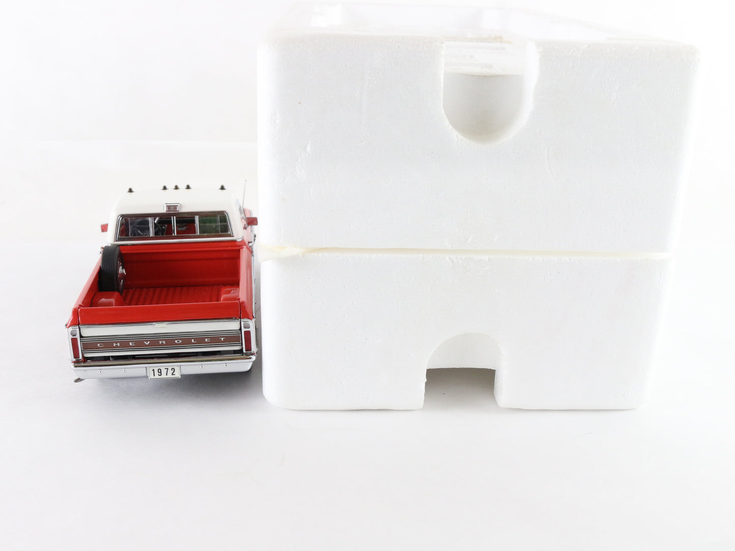1972 Chevrolet Cheyenne Pickup Truck Red White Custom Painted Danbury Mint 1:24