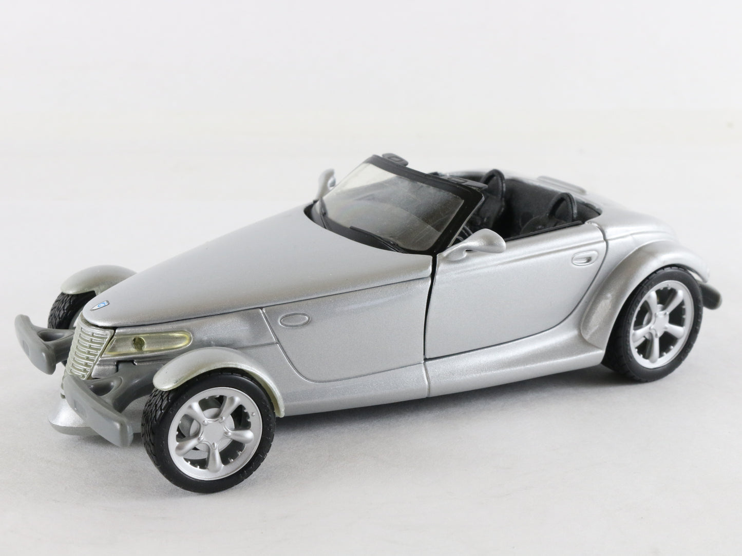 Plymouth Prowler Convertible Maisto 1:24 Silver Diecast Model Car