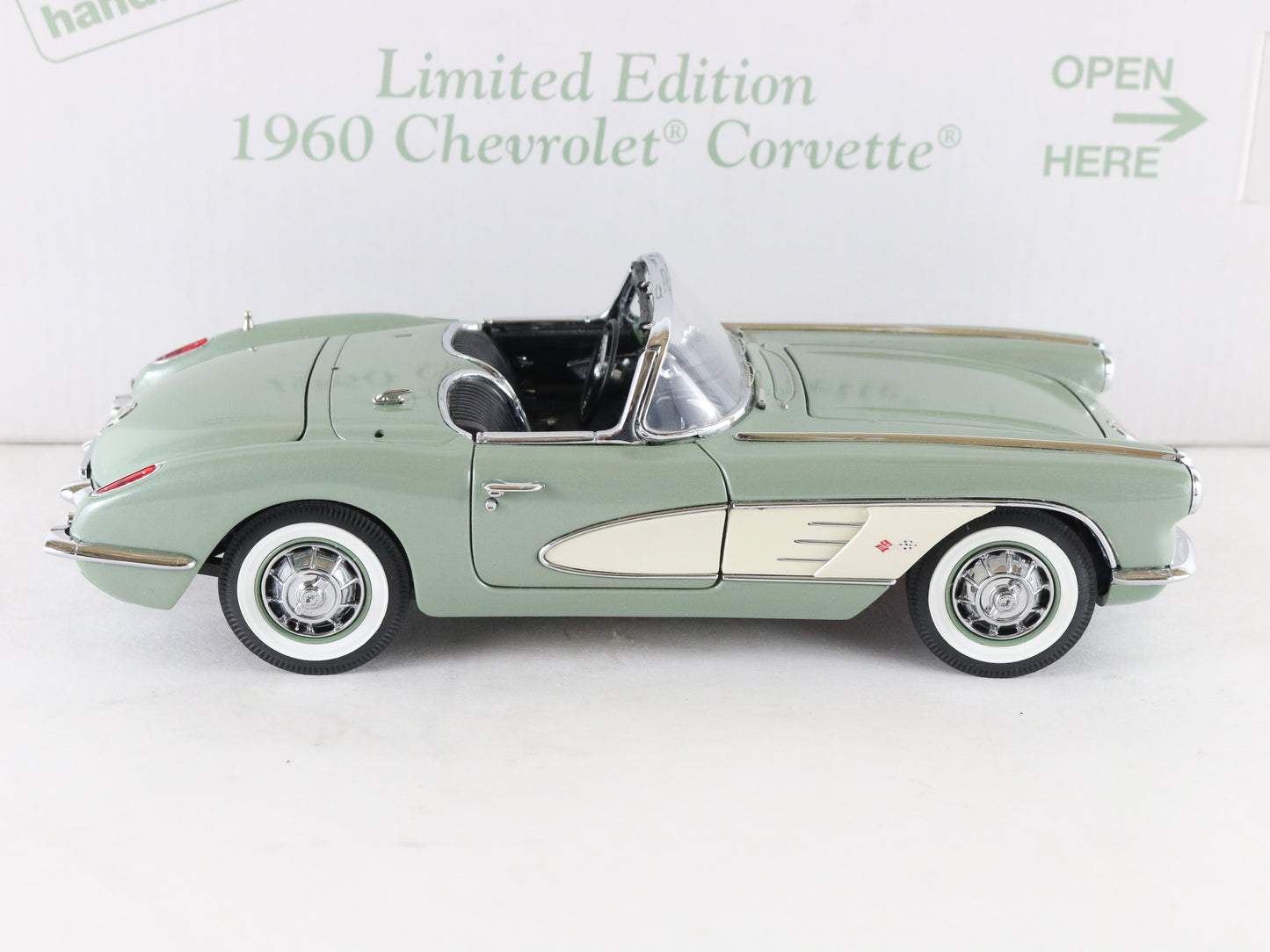 1960 Chevy Corvette Green White Convertible Limited Danbury Mint 1:24 2505