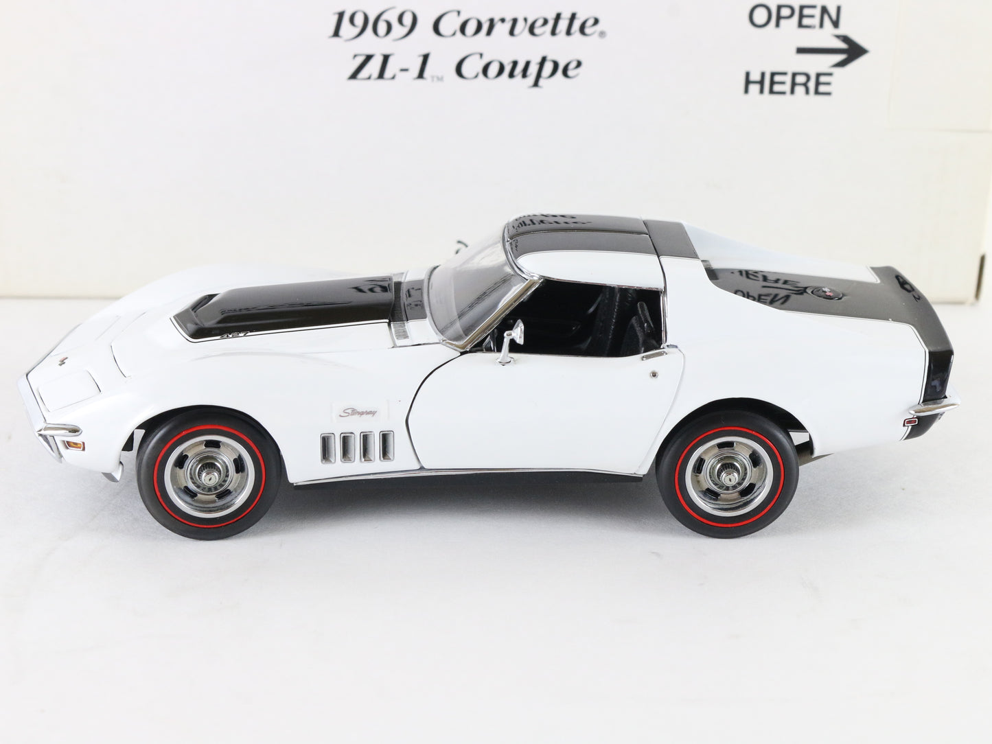 1969 Chevy Corvette ZL-1 Coupe Can-Am White Danbury Mint 1:24 Diecast Model