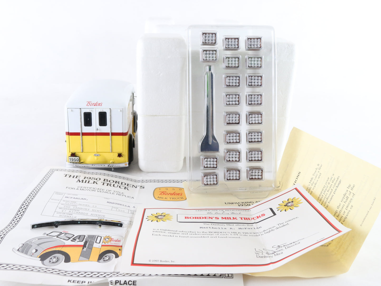 1950 Divco Model 13 Borden Milk Delivery Truck Danbury Mint 1:24 Diecast Model