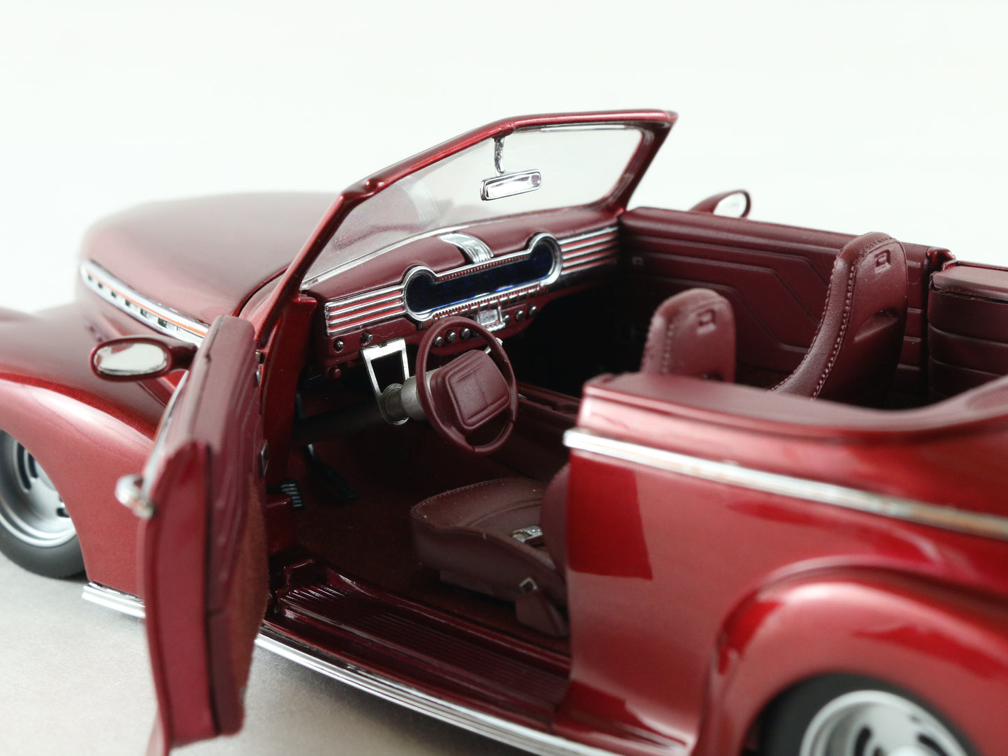 1941 Chevrolet Custom Rod Cherry Red Convertible Danbury Mint 1:24 Model Car