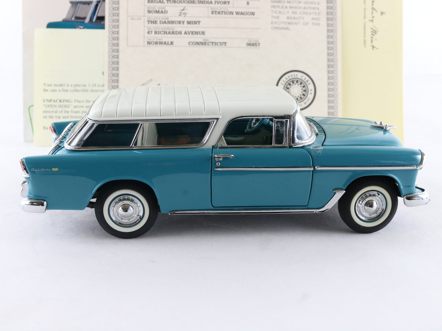 1955 Chevrolet Nomad Blue White Danbury Mint 1:24 Model Car W/ Paperwork