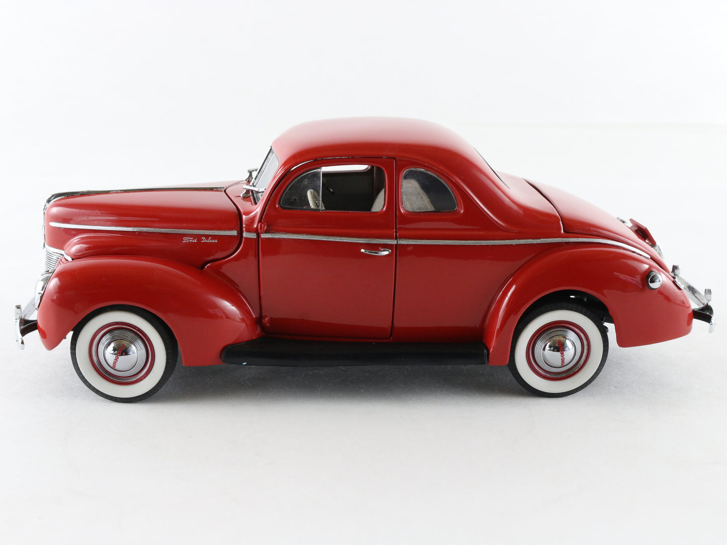 1940 Ford Deluxe Coupe Red Danbury Mint 1:24 Model Car