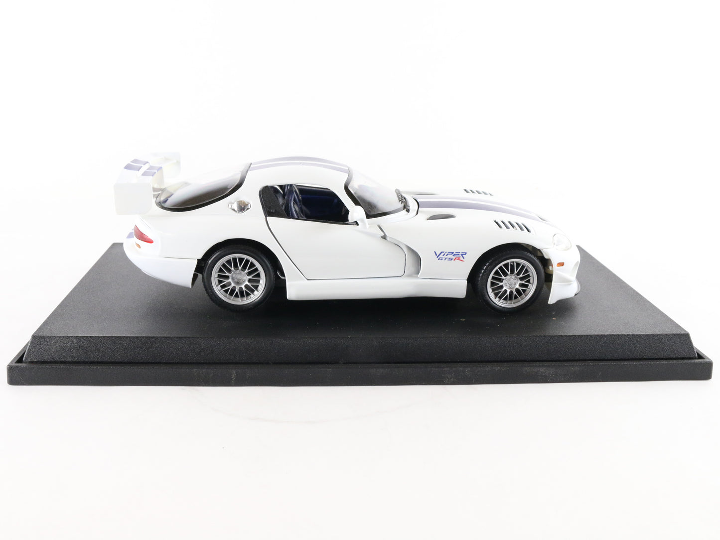 Dodge Viper Gt2 White & Blue Maisto 1:18 Diecast Model Car W/ Stand