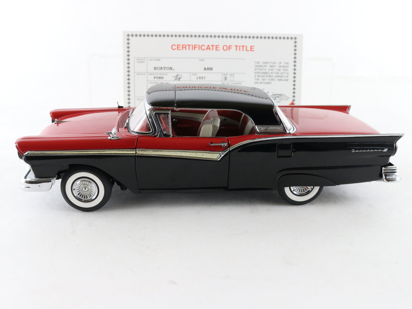 1957 Ford Fairlane 500 Skyliner Red Black Danbury Mint 1:24 Model Car