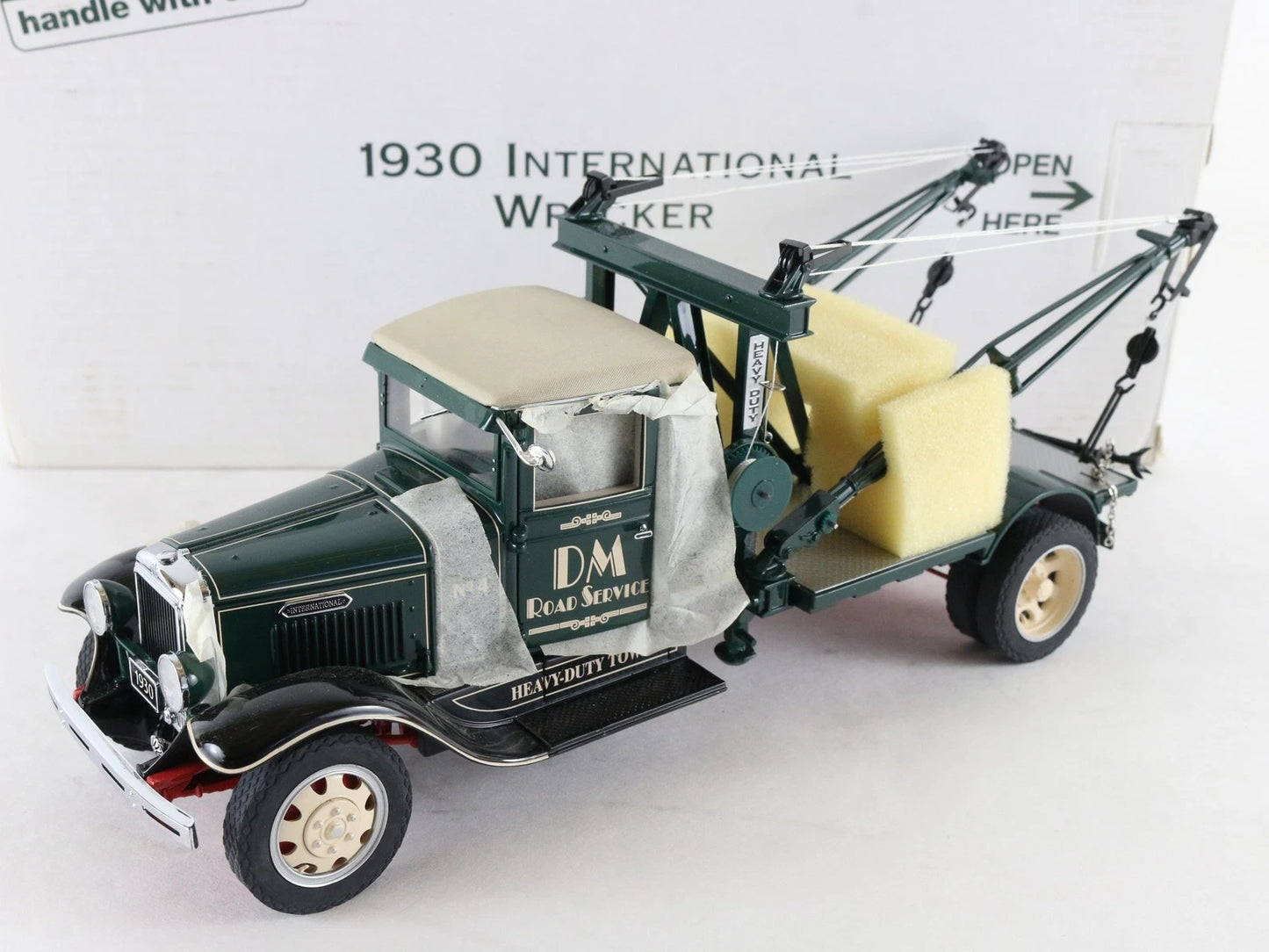 1930 International Wrecker IH A5 Tow Truck Green Danbury Mint 1:24 Scale