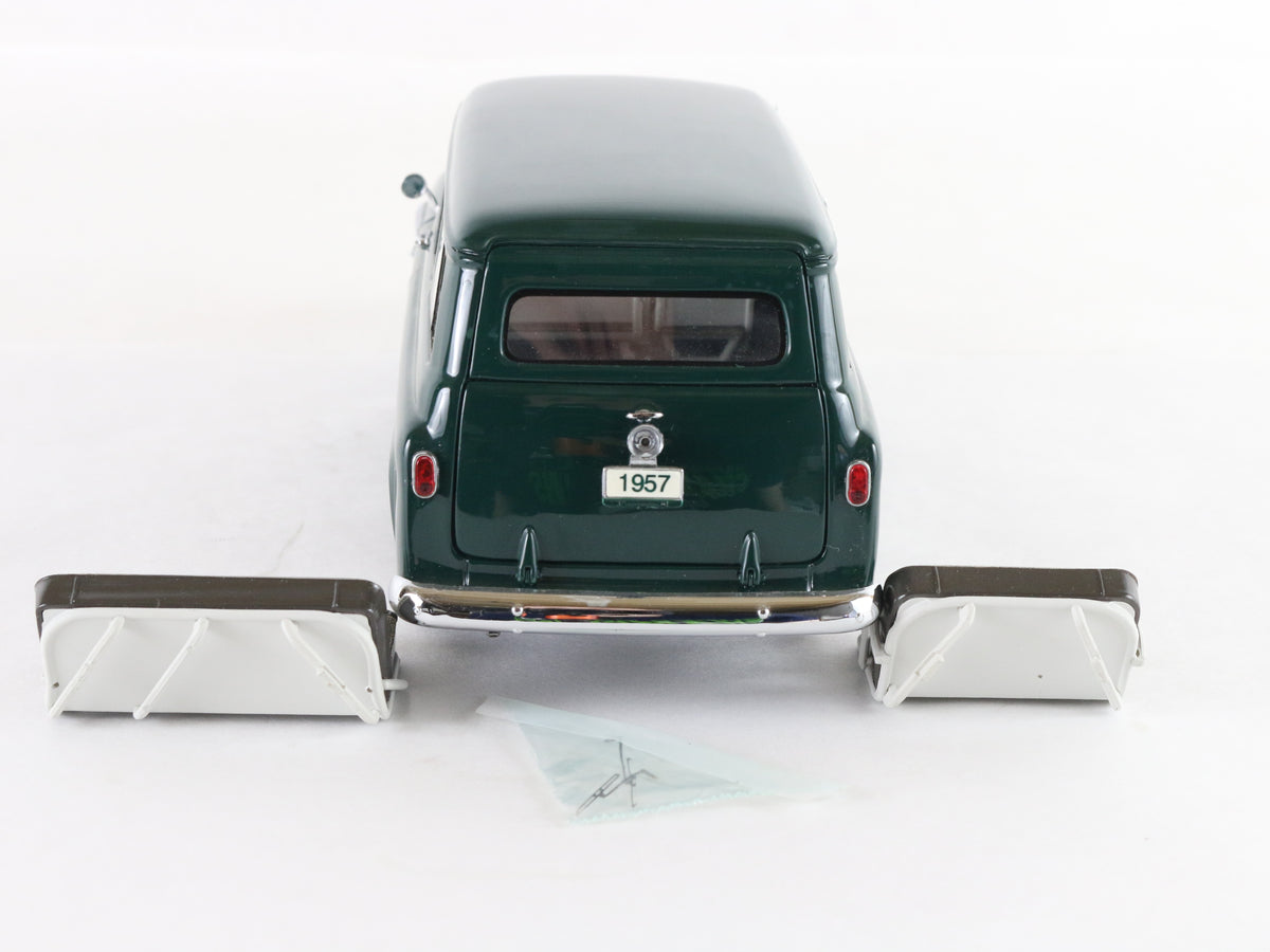 1957 Chevrolet Suburban Green Danbury Mint 1:24 Diecast Model Car