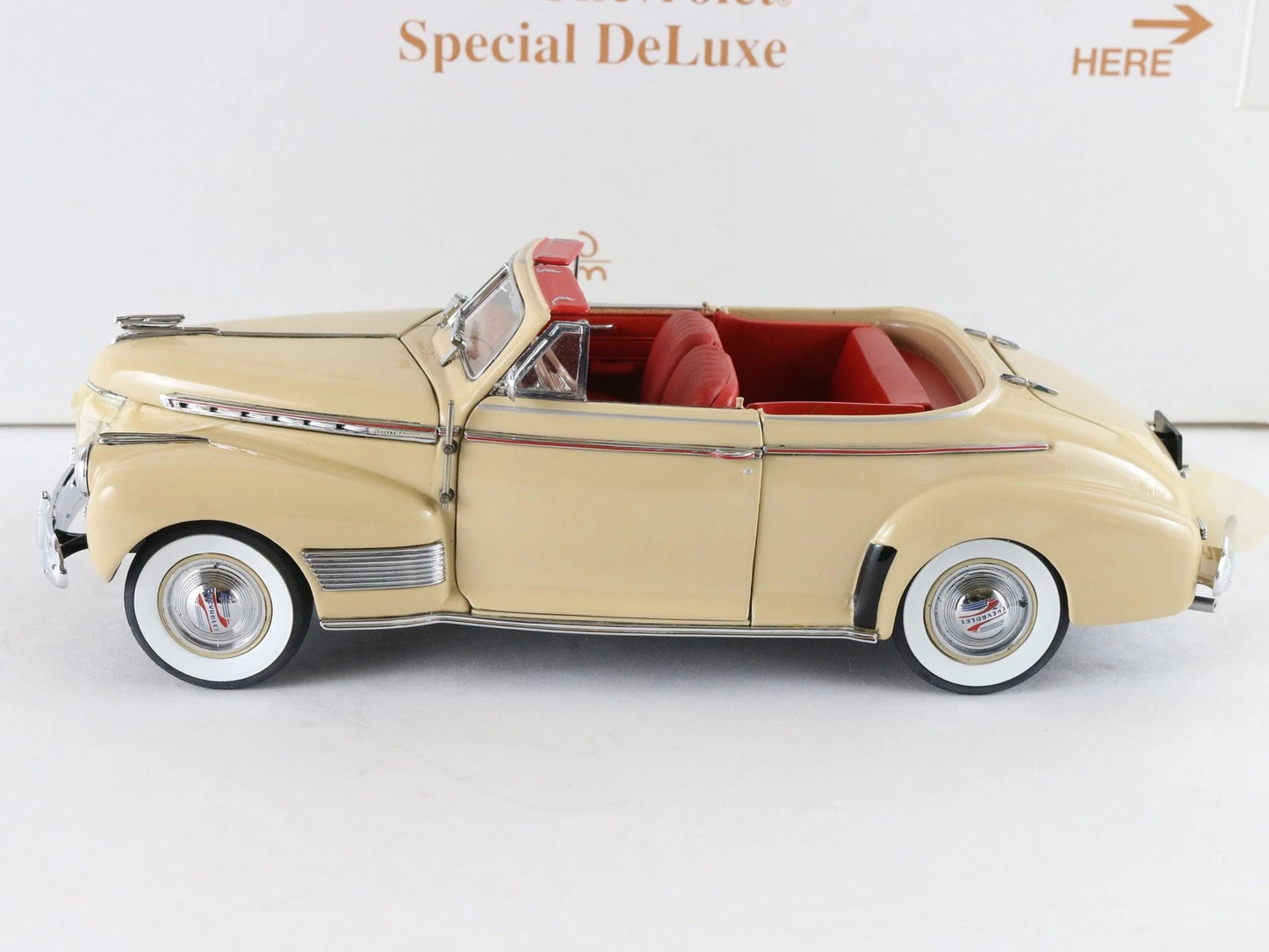 1941 Chevrolet Special Deluxe Convertible Tan Red Danbury Mint 1:24 Diecast