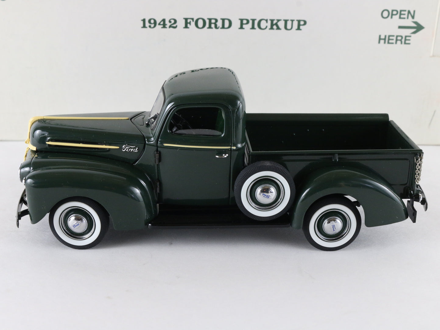 1942 Ford Pickup Truck Green Yellow Danbury Mint 1:24 Diecast Model Car