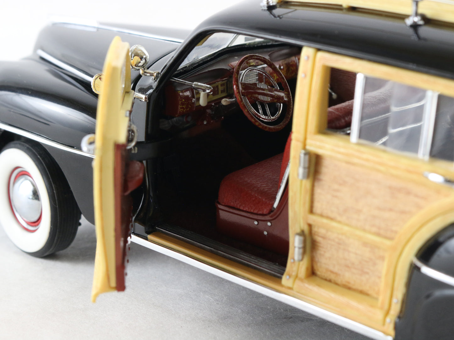 1942 Chrysler Town & Country Black Wood Panel Danbury Mint 1:24 Model Car