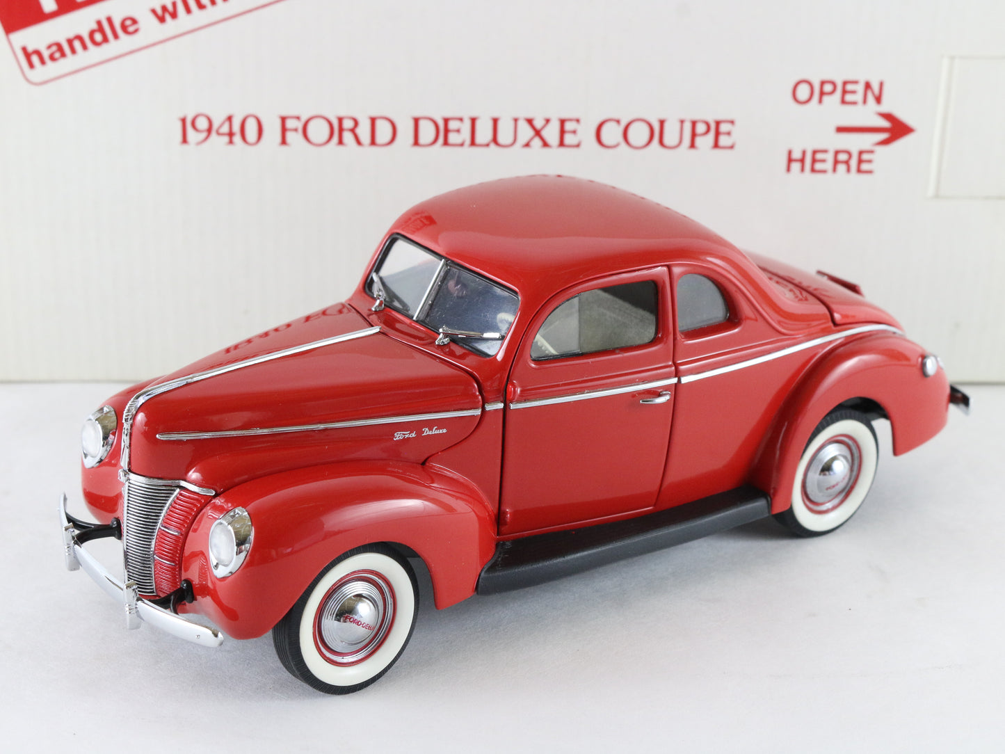 1940 Ford Deluxe Coupe Red Danbury Mint 1:24 Diecast Car