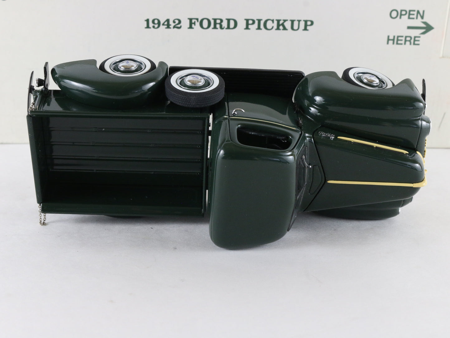 1942 Ford Pickup Truck Green Yellow Danbury Mint 1:24 Diecast Model Car