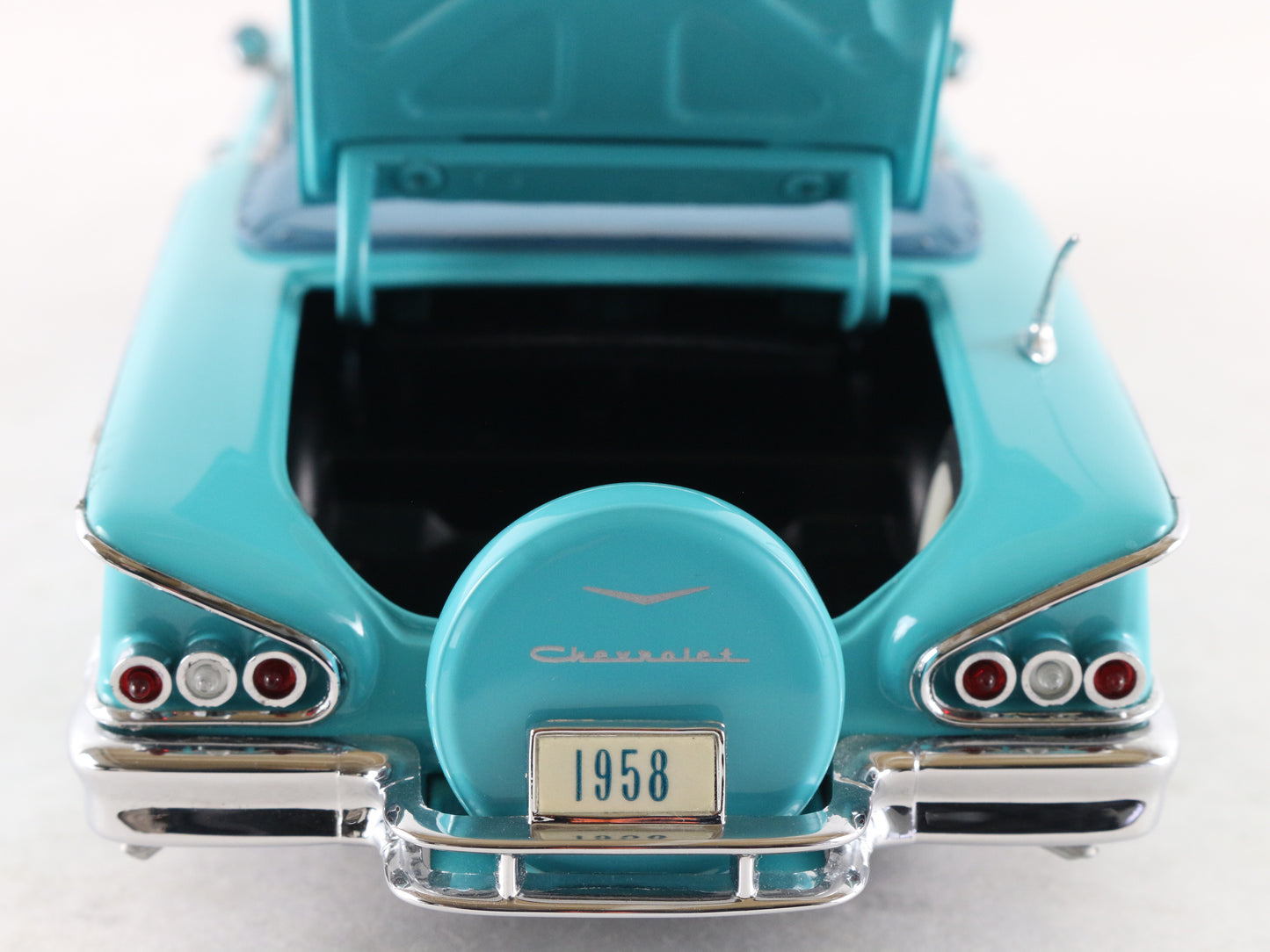 1958 Chevrolet Impala Convertible Turquoise Danbury Mint 1:24 Model Car
