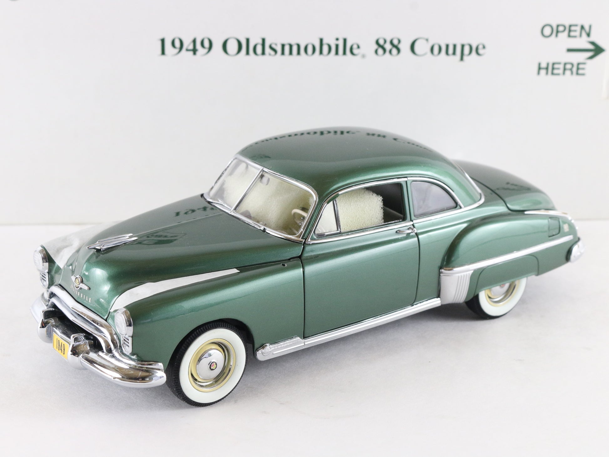1949 Oldsmobile 88 Coupe Ivy Green Danbury Mint 1:24 Diecast Car
