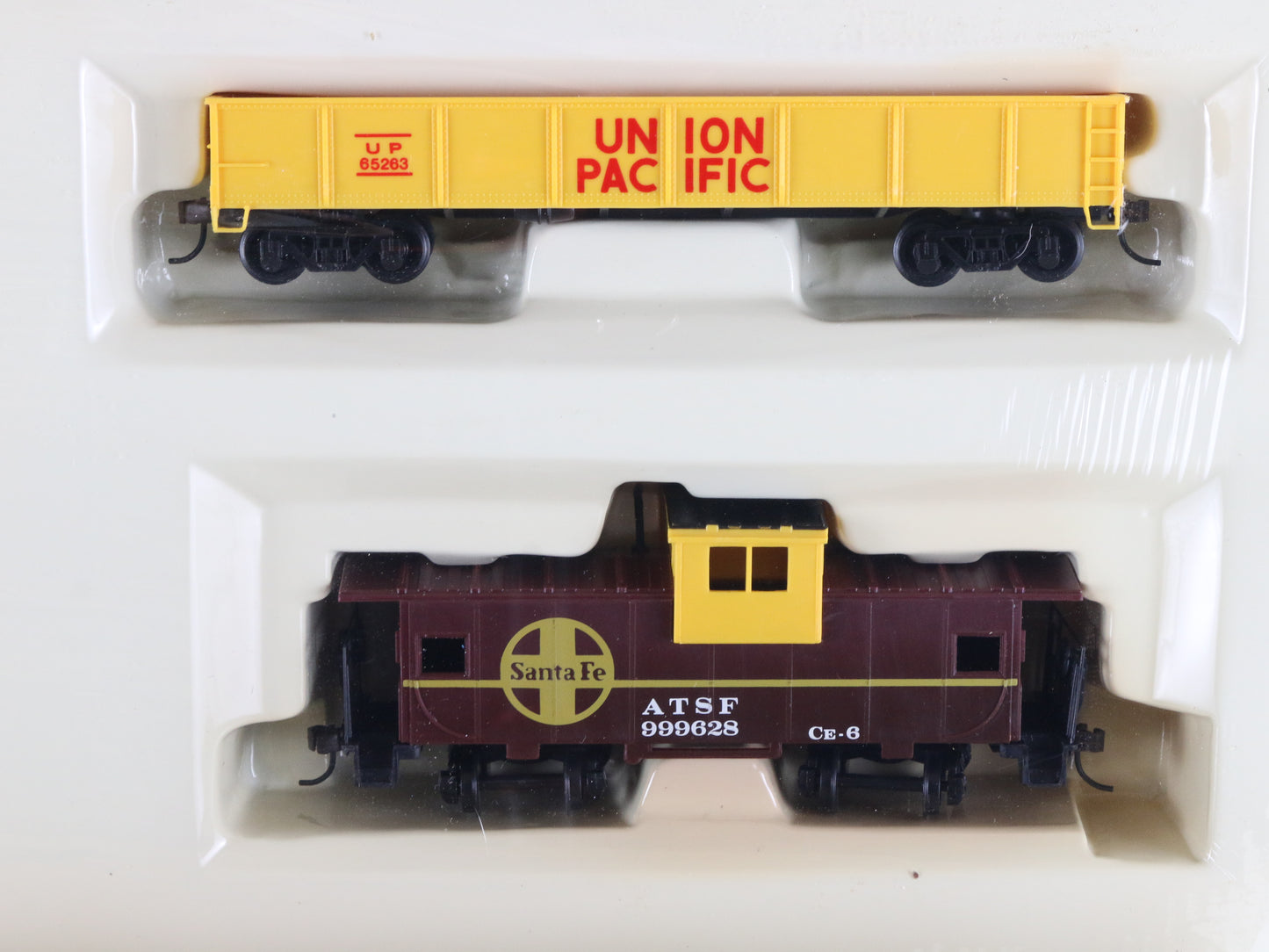 Bachmann HO 00653 The American Santa Fe Diesel Locomotive Train Set Unused