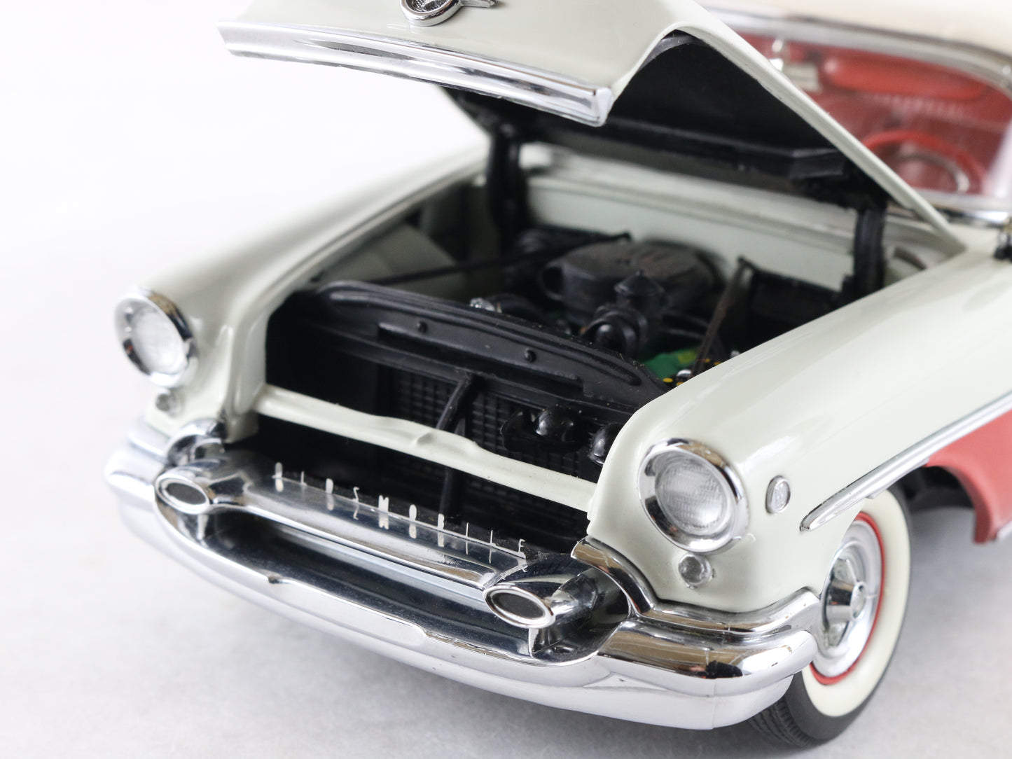 1955 Oldsmobile Super 88 Convertible Red White Danbury Mint 1:24 Model Car