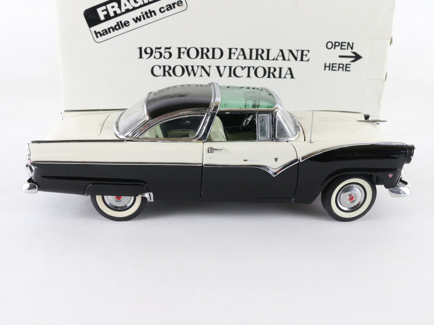 1955 Ford Fairlane Crown Victoria Danbury Mint 1:24 White Black Diecast Model