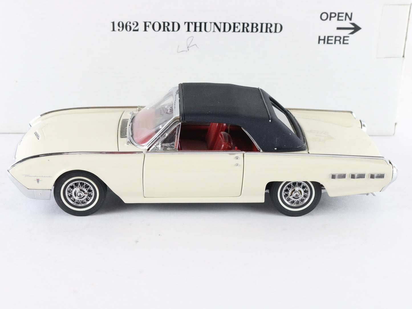 1962 Ford Thunderbird Sports Roadster White Danbury Mint 1:24 Diecast Model