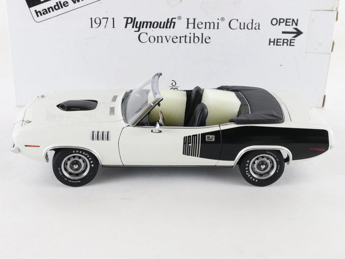1971 Plymouth Hemi Cuda Barracuda Convertible White Black Danbury 1:24 Diecast