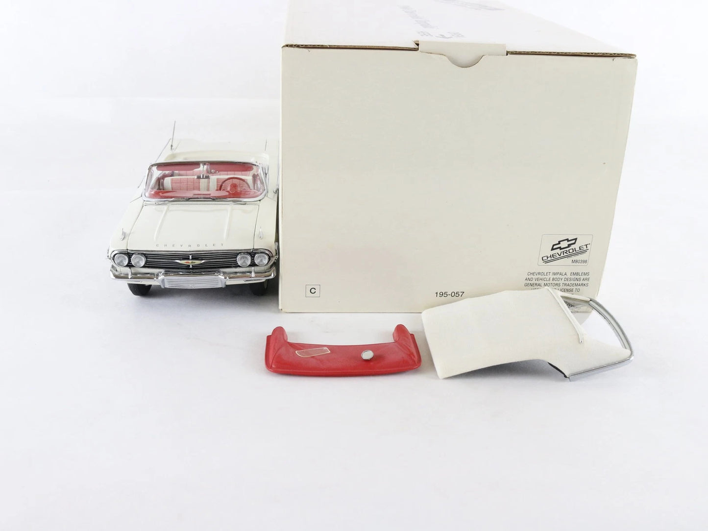 1960 Chevrolet Impala Convertible White Red Danbury Mint 1:24 Diecast Model