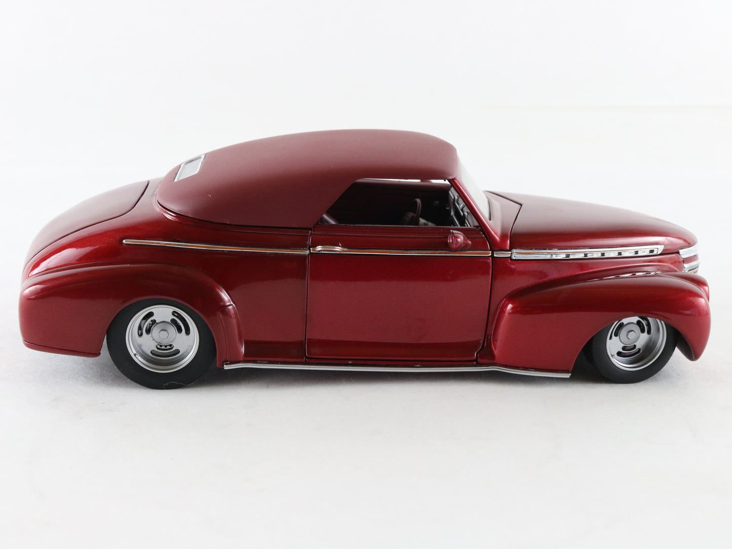 1941 Chevrolet Custom Rod Cherry Red Convertible Danbury Mint 1:24 Model Car