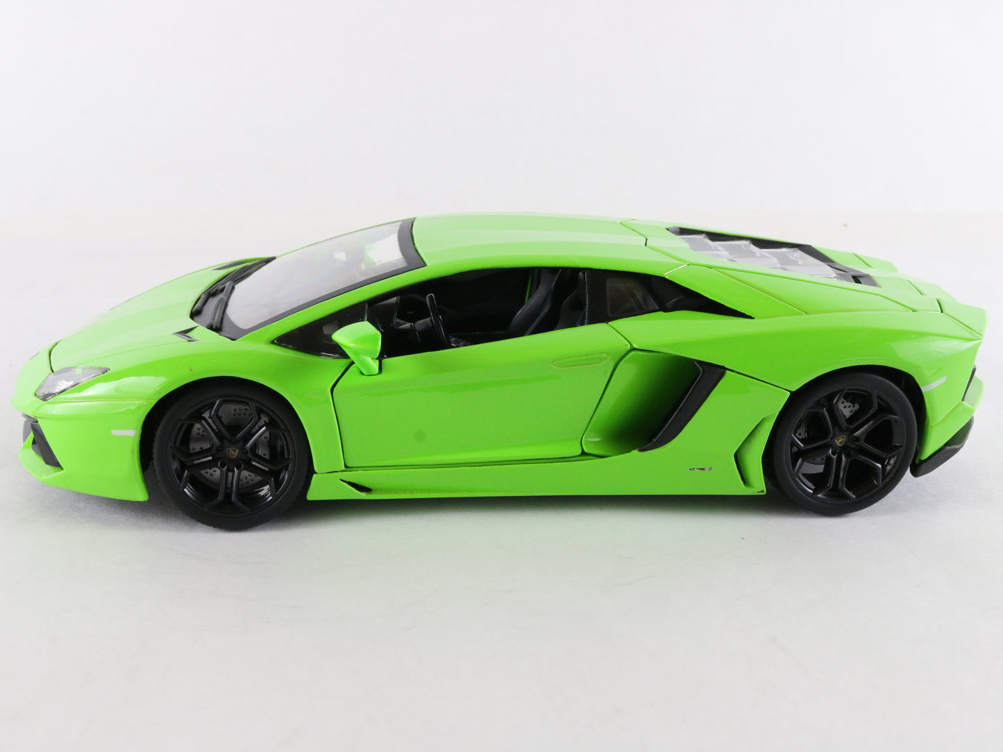 Lamborghini Aventador Lp700-4 Bburago 1:18 Green Diecast Model Car