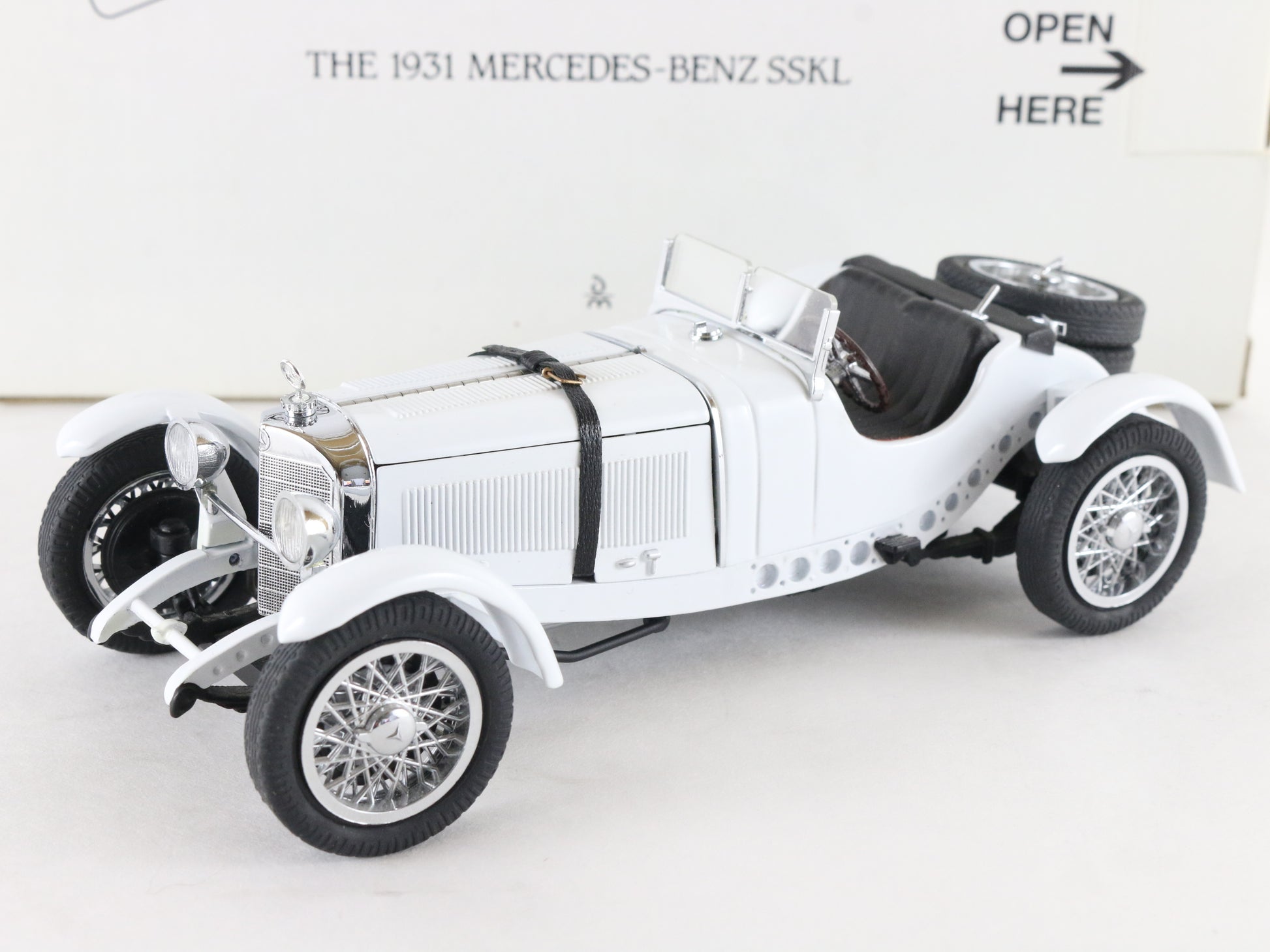 1931 Mercedes Benz SSKL White Black Danbury Mint 1:24 Car w/ Box