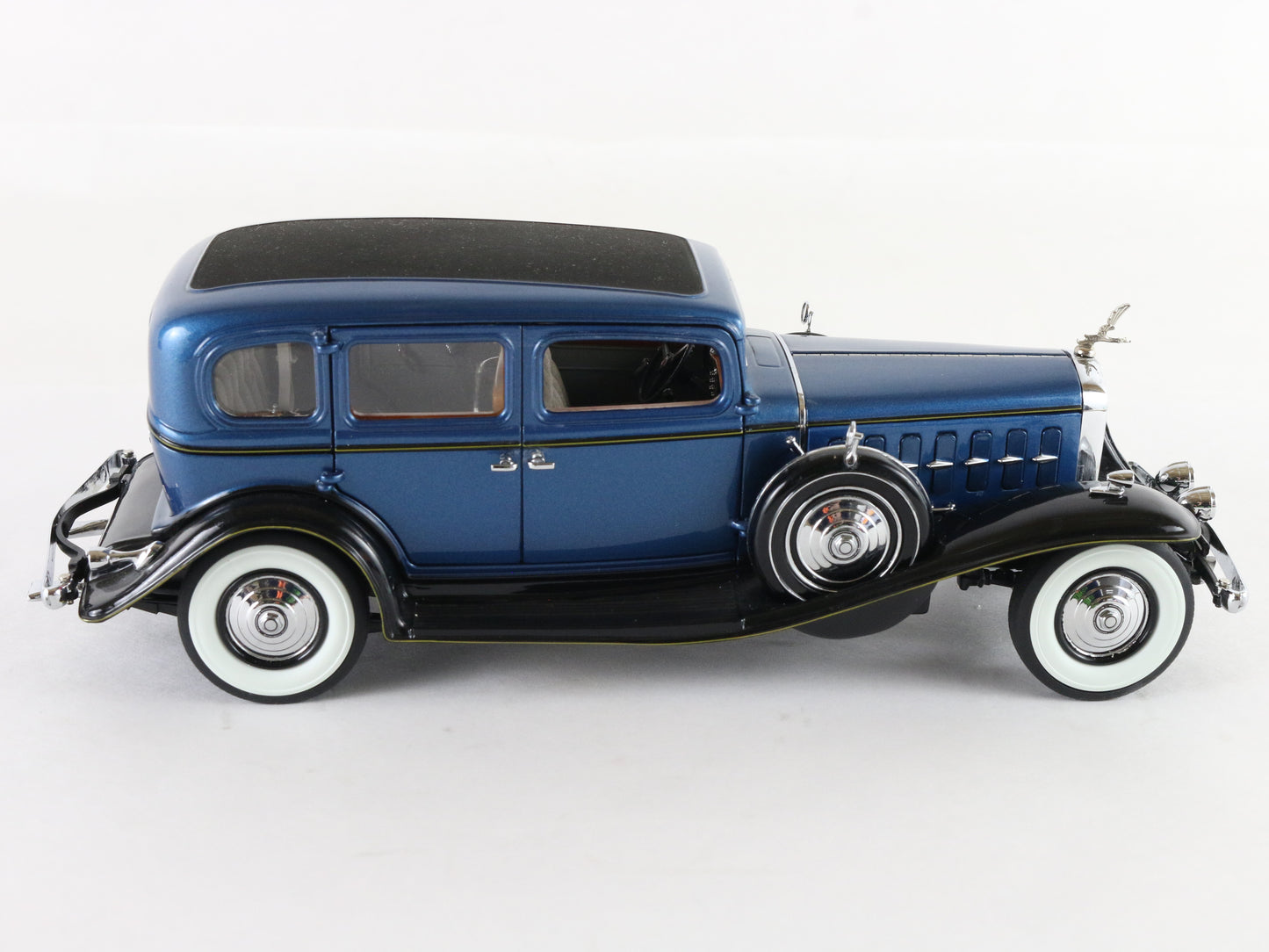 1932 Cadillac V-16 Sedan Blue Danbury Mint 1:24 Diecast Model LE #946/5000