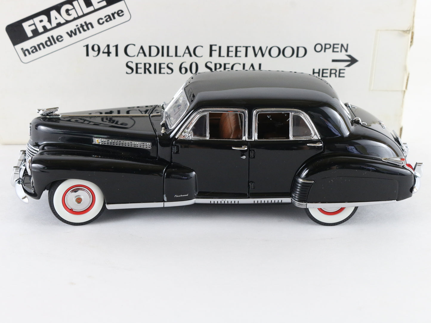 1941 Cadillac Fleetwood Series 60 Special Black Classic Danbury 1:24 Diecast