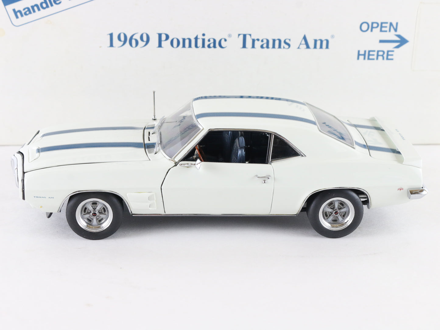 1969 Pontiac Trans Am Blue White Danbury Mint 1:24 Diecast Model Car