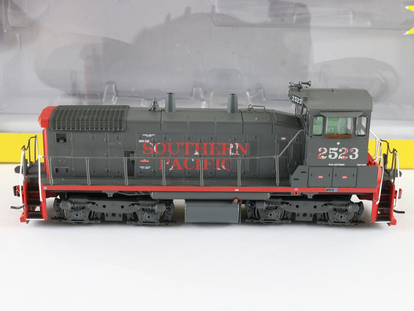 Athearn HO 96682 Southern Pacific 2523 SW1500 Worn Red Lettering Diesel Loco