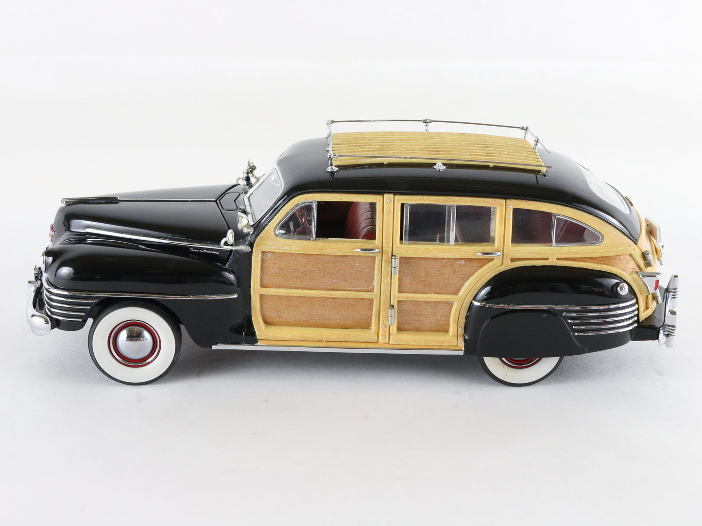 1942 Chrysler Town & Country Black Wood Panel Danbury Mint 1:24 Diecast Model