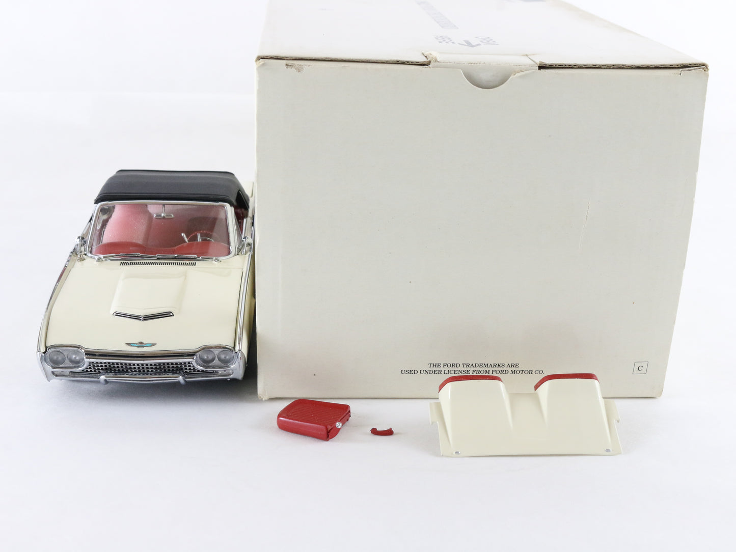 1962 Ford Thunderbird White Black Danbury Mint 1:24 Diecast Model Car