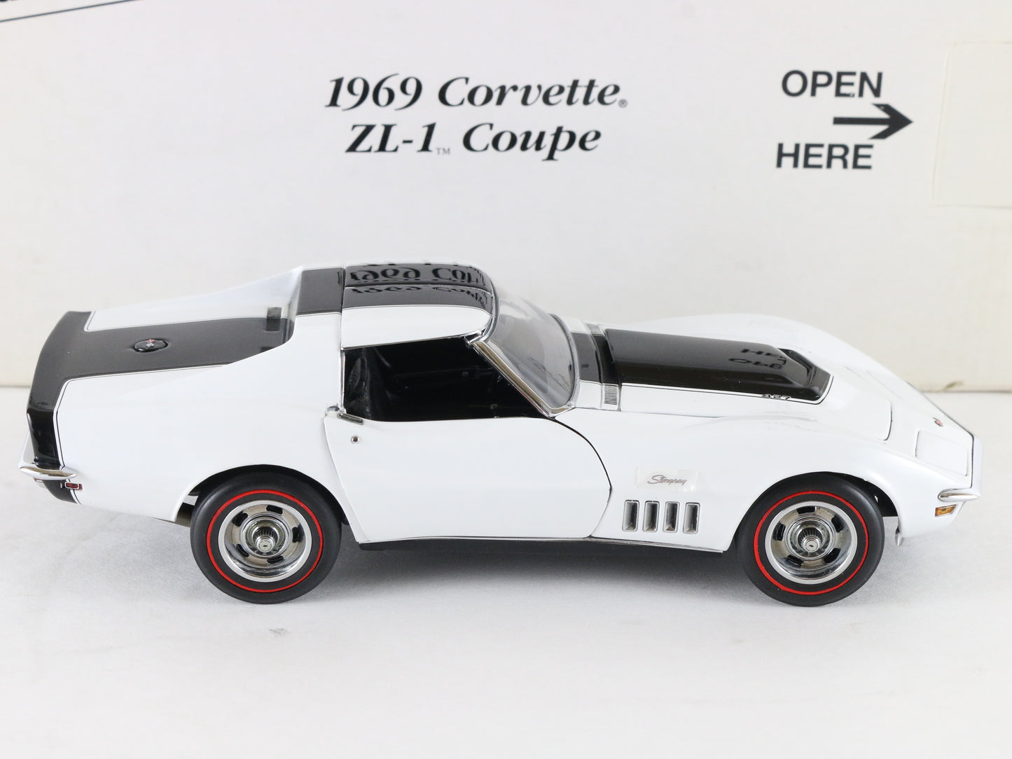 1969 Chevy Corvette ZL-1 Coupe Can-Am White Danbury Mint 1:24 Diecast Model