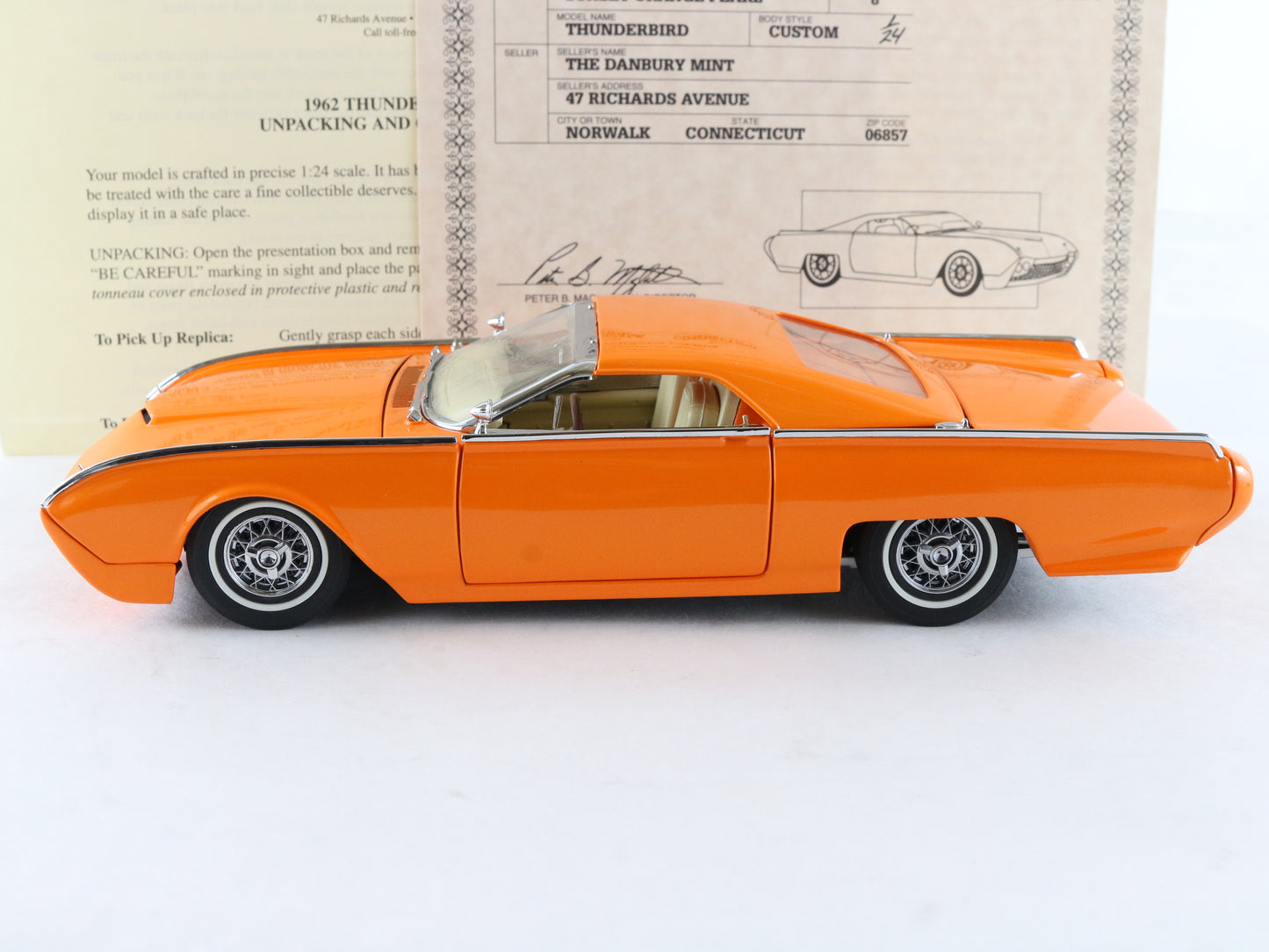 1962 Ford Thunderbird Custom Convertible Orange Danbury Mint 1:24 Model Car
