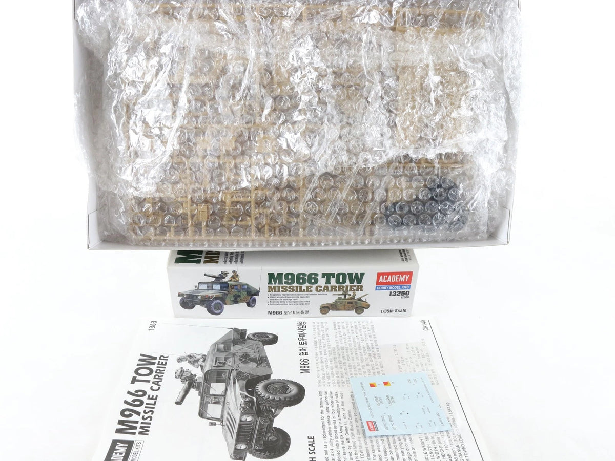 M966 Tow Missile Carrier Truck Am General Academy 1:35 13250 12000 Military Kit