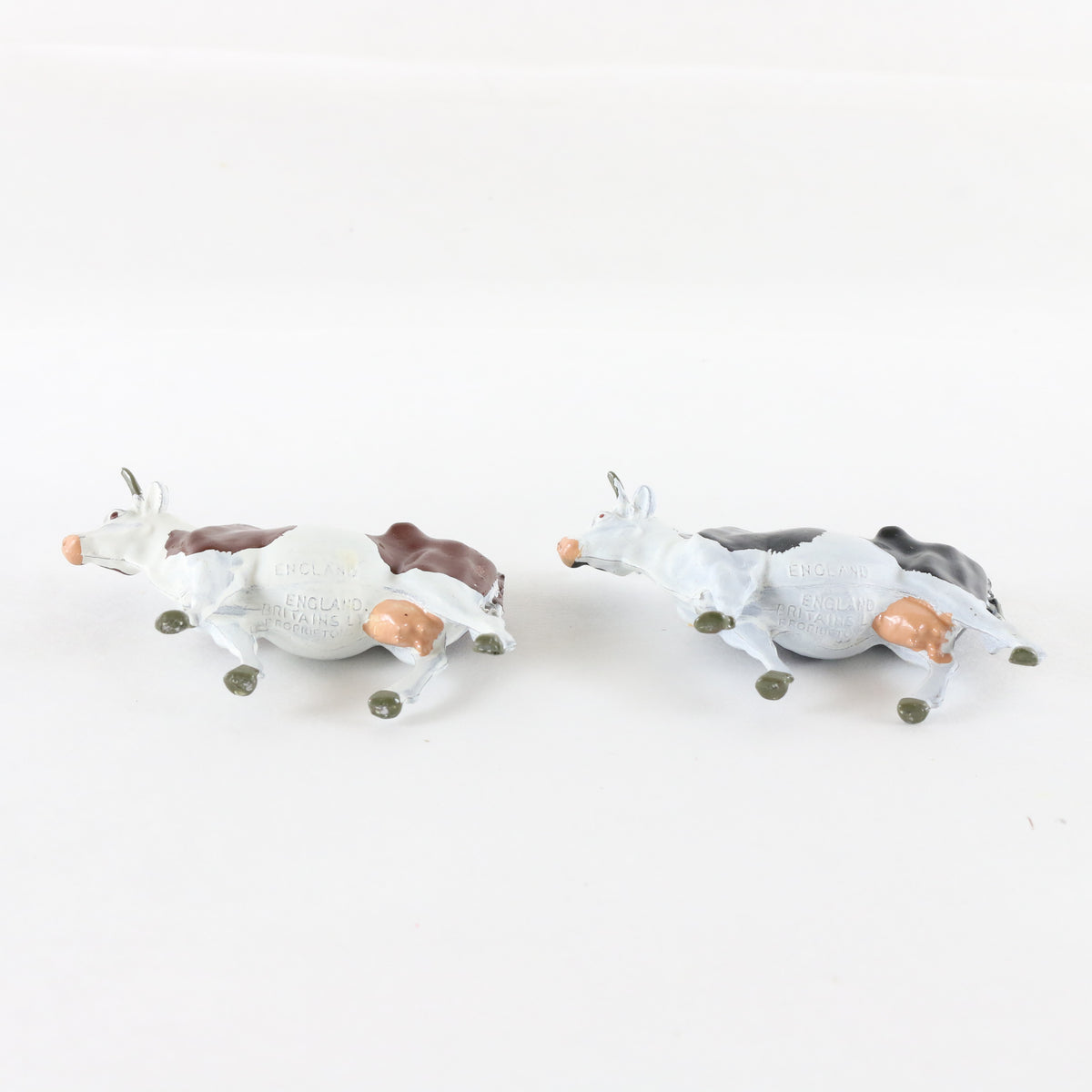 Lot Of 2 Friesian & Guernsey Cows Britains 54mm Metal Figures