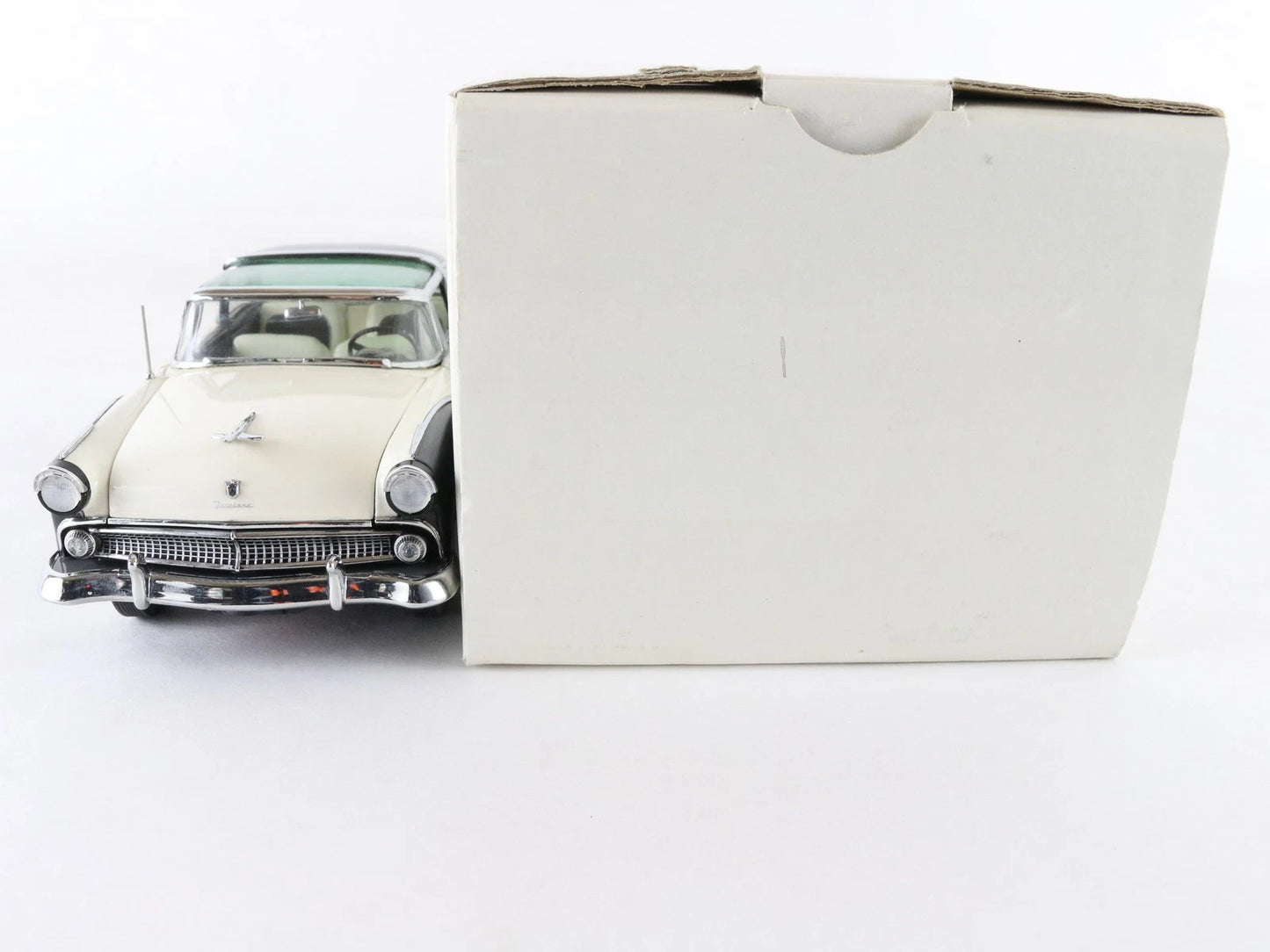 1955 Ford Fairlane Crown Victoria Danbury Mint 1:24 White Black Diecast Model