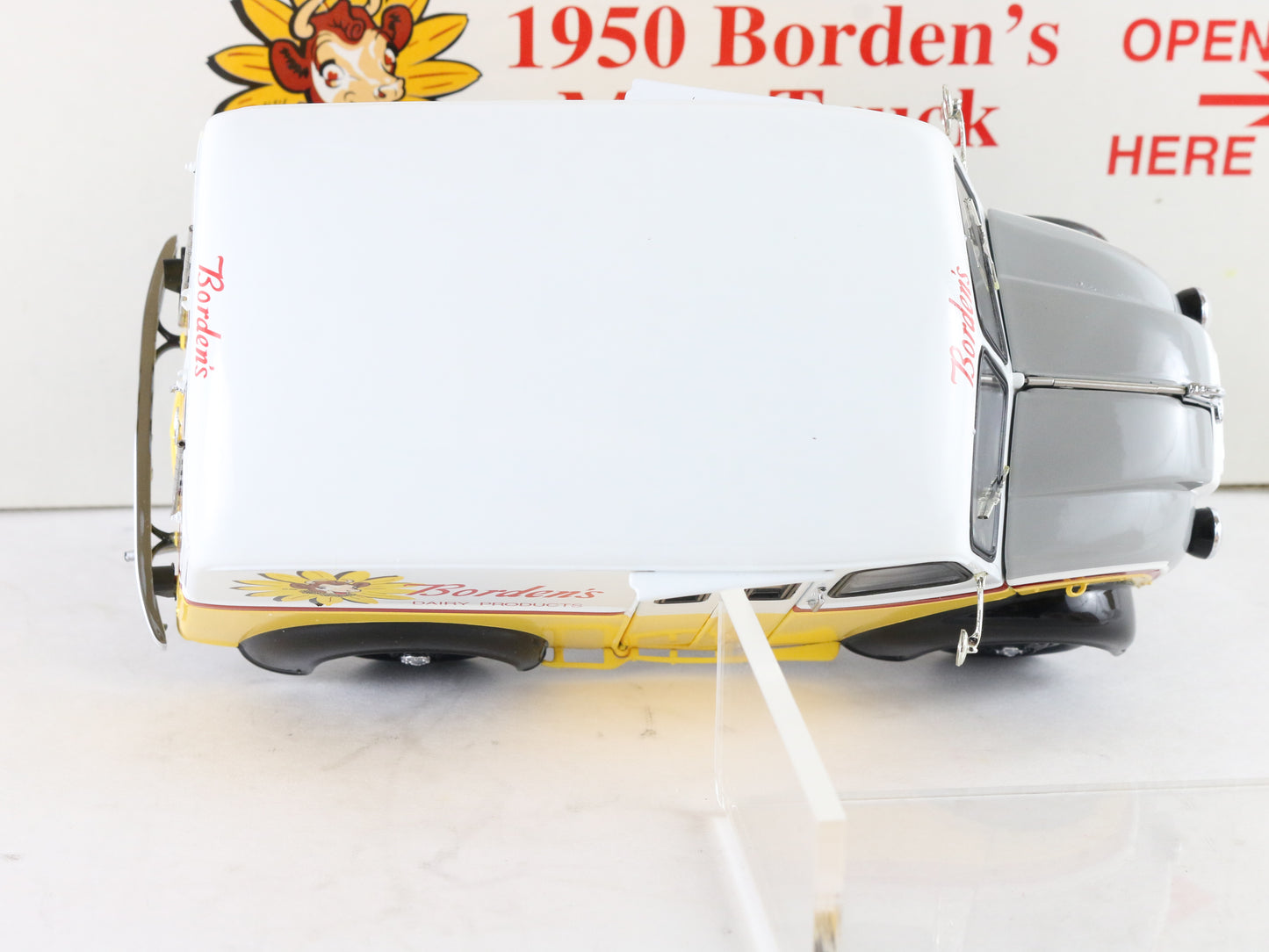 1950 Divco Model 13 Borden Milk Delivery Truck Danbury Mint 1:24 Diecast Model